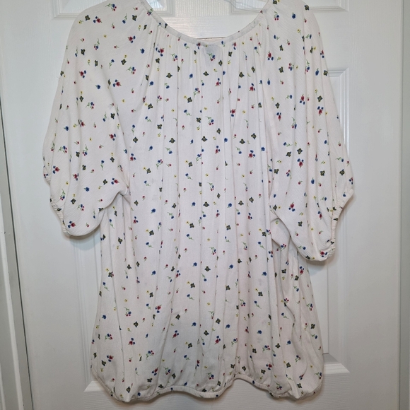 Torrid Cream Blouse with Floral Accents Sz 1X - Picture 5 of 10